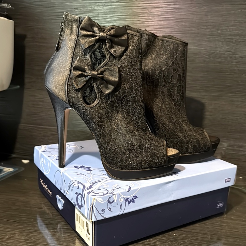 Black Heeled Boots with Stiletto and Peep-Toe Design